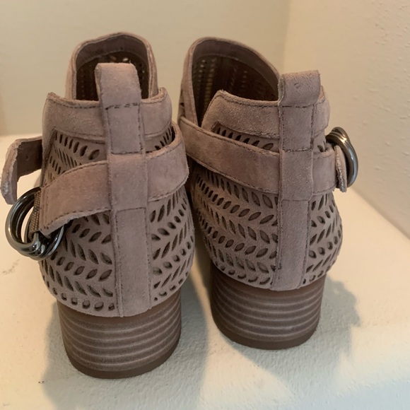 🔥 VINCE CAMUTO - Campina Perforated Suede Ankle Booties 🔥 - Picture 5 of 9